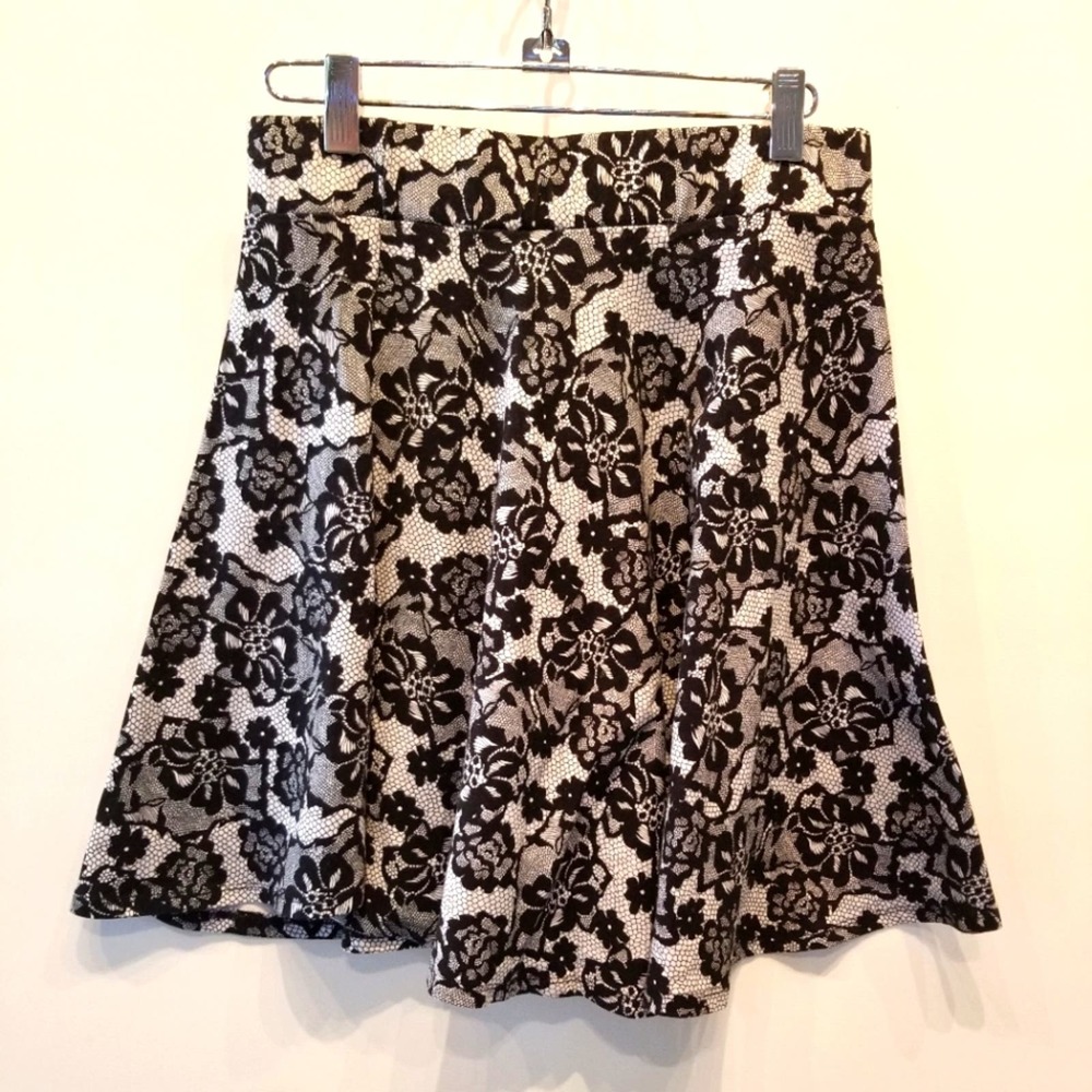 Black & White Stretch Flare Skirt Juniors L‎